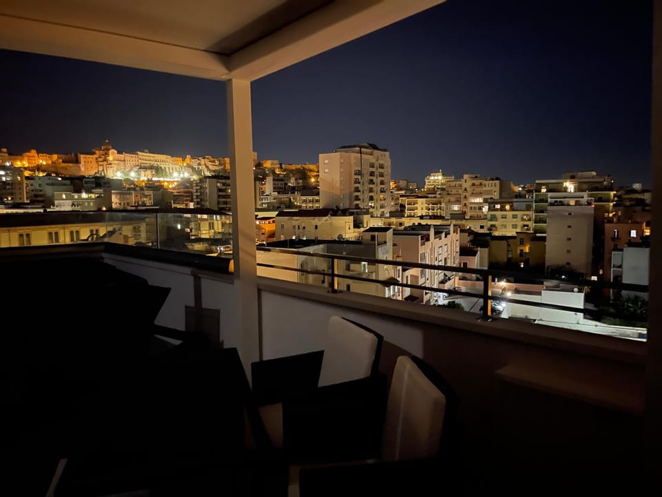 Balcony/Terrace, City view