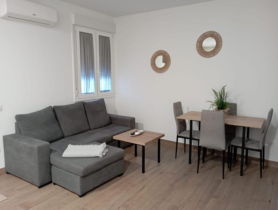 Living room, Lounge or bar, Seating area, Dining area, internet, air conditioner