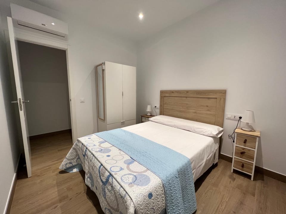 Bed, Photo of the whole room, Bedroom, internet, wardrobe, air conditioner
