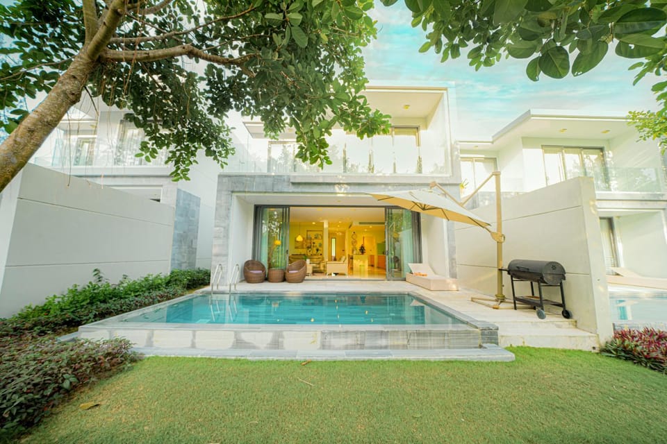 Property building, Patio, Day, Garden, Garden view, Pool view, Swimming pool, Swimming pool, sunbed