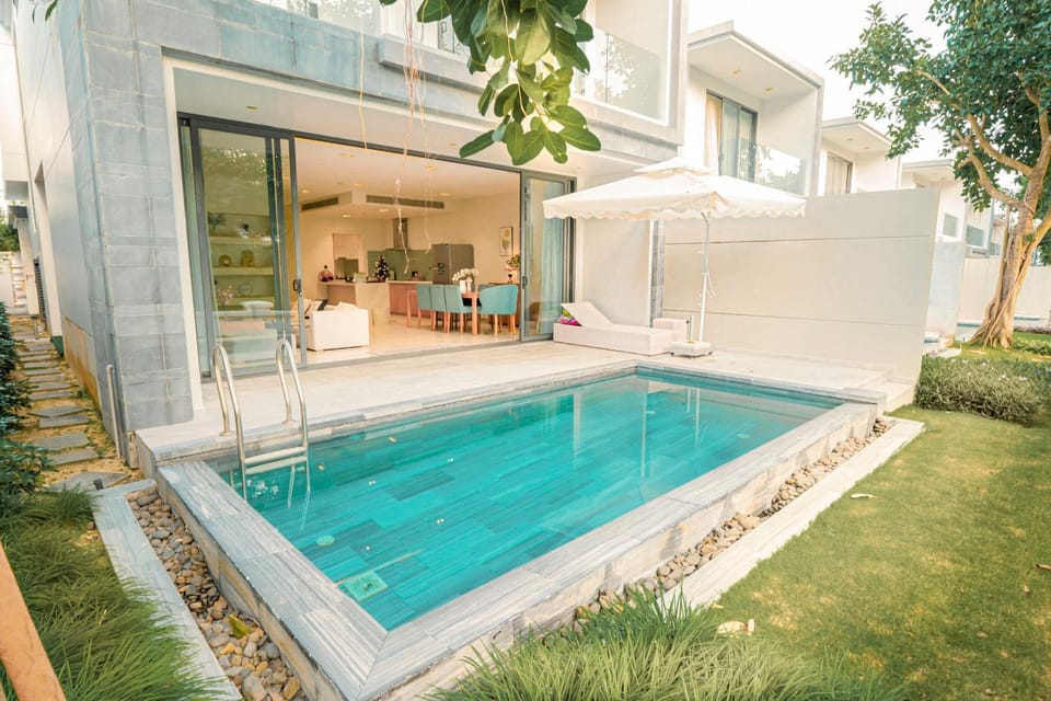 Property building, Patio, Day, Garden, Garden view, Pool view, Swimming pool, Swimming pool, sunbed