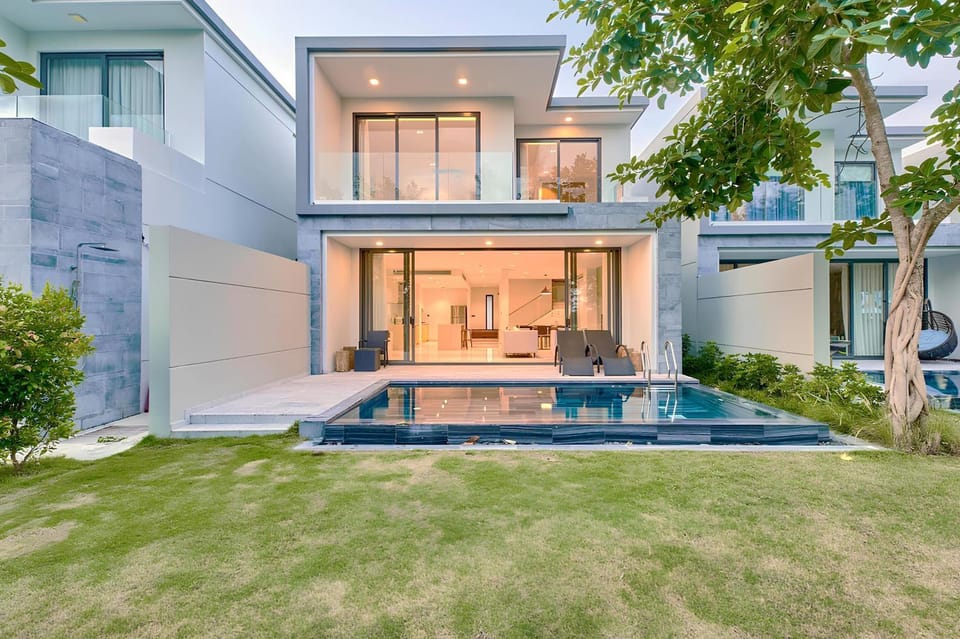Property building, Patio, Spring, Day, Garden, Garden view, Pool view, Swimming pool, sunbed