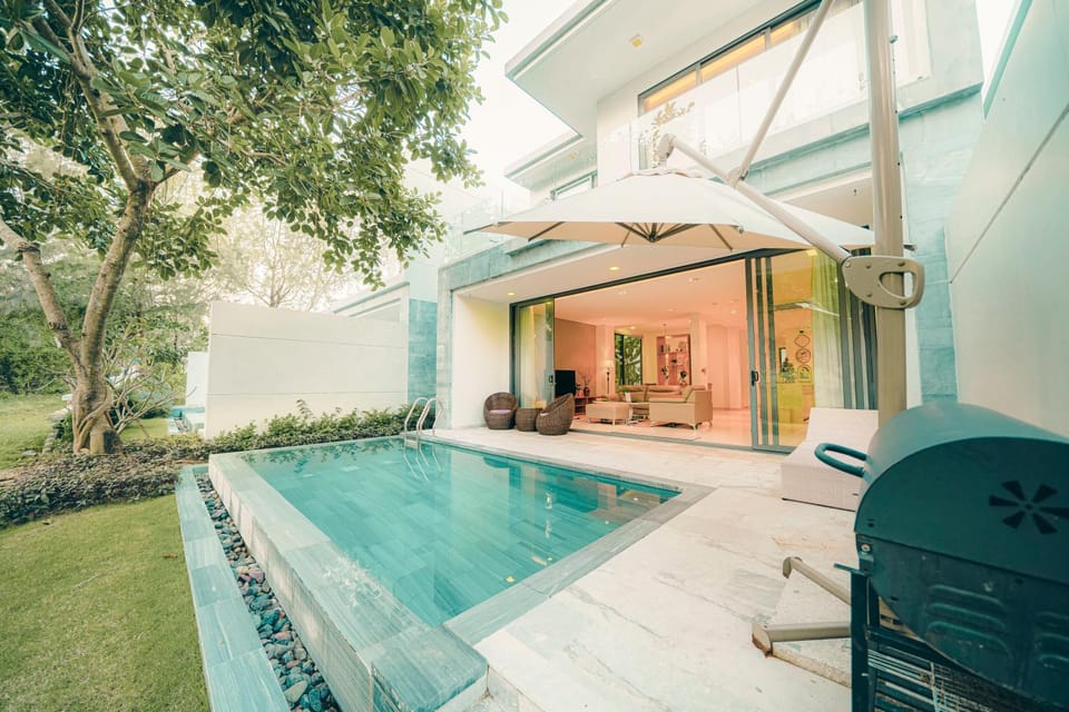 Property building, Patio, Day, Natural landscape, Garden, Garden view, Pool view, Swimming pool, Swimming pool, sunbed