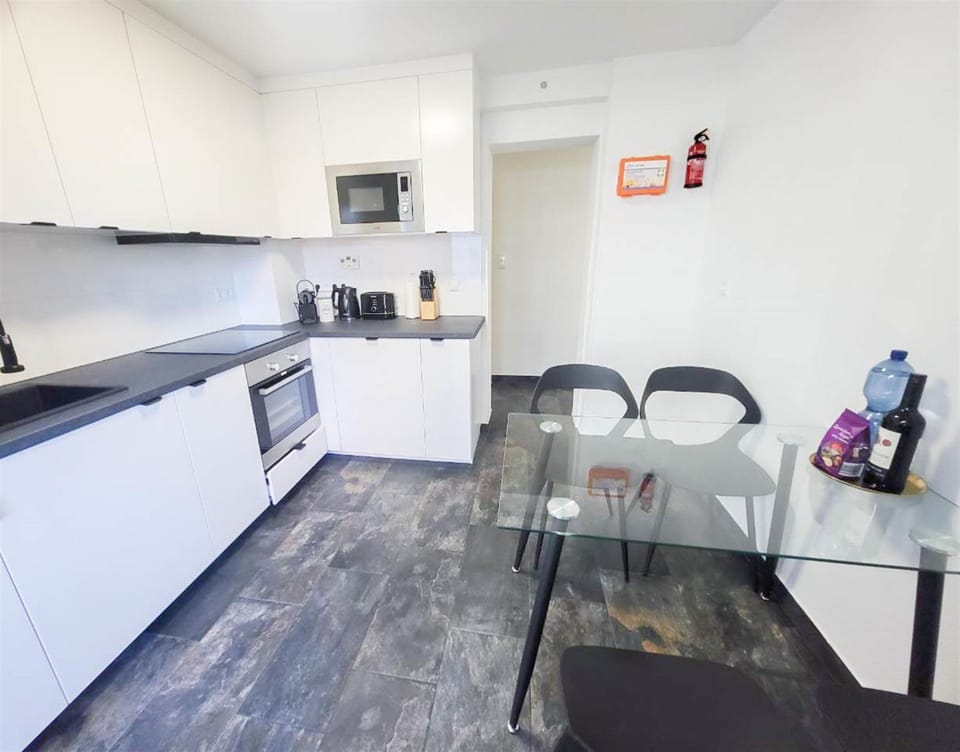 Coffee/tea facilities, Kitchen or kitchenette, Dining area, oven, stove, toaster