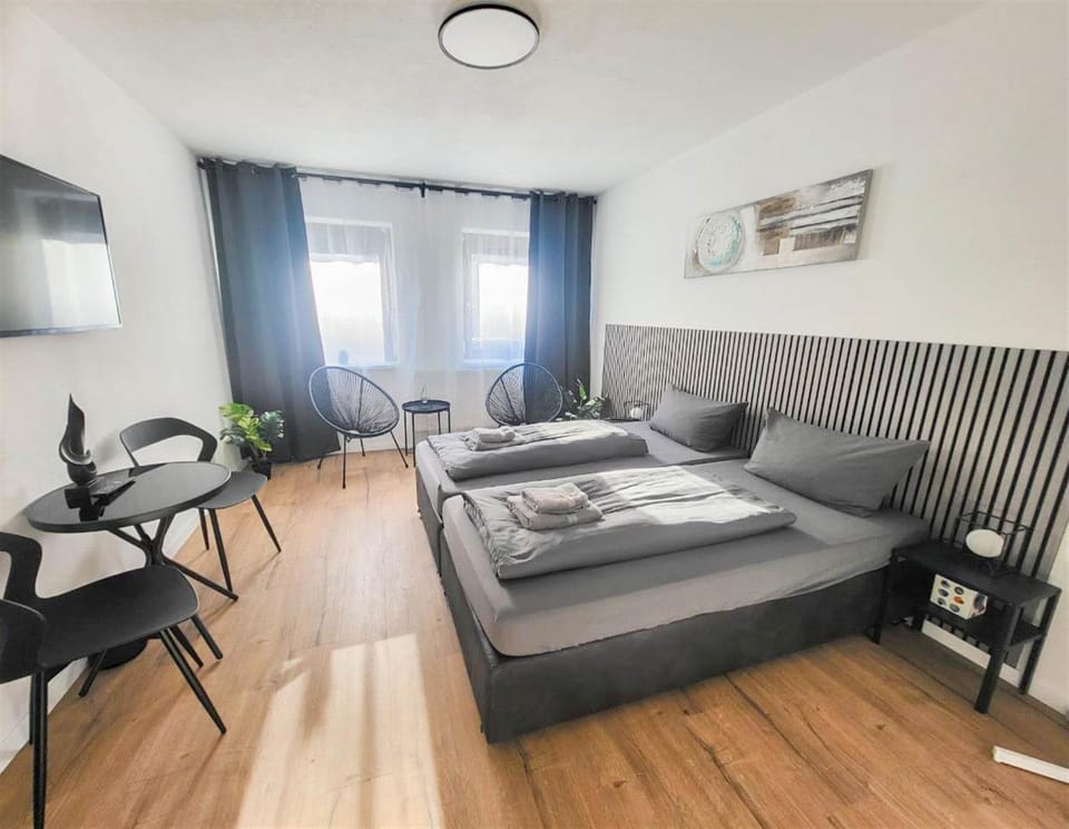 Bed, TV and multimedia, Living room, Photo of the whole room, Seating area, Bedroom, towels