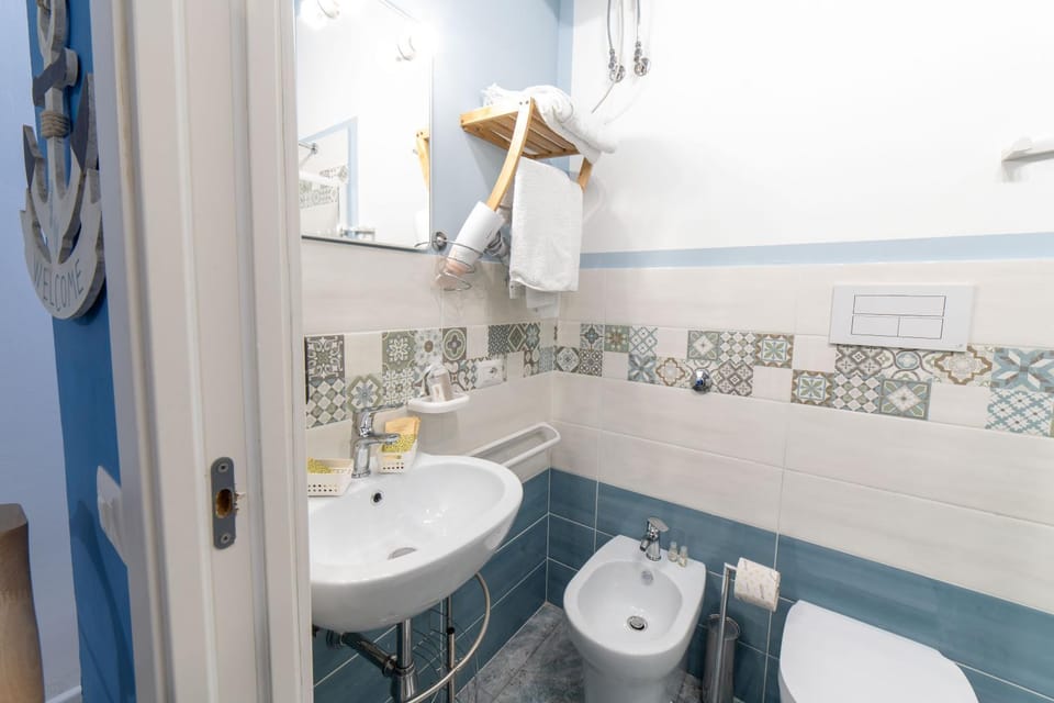 Shower, Toilet, Bathroom, bidet, towels