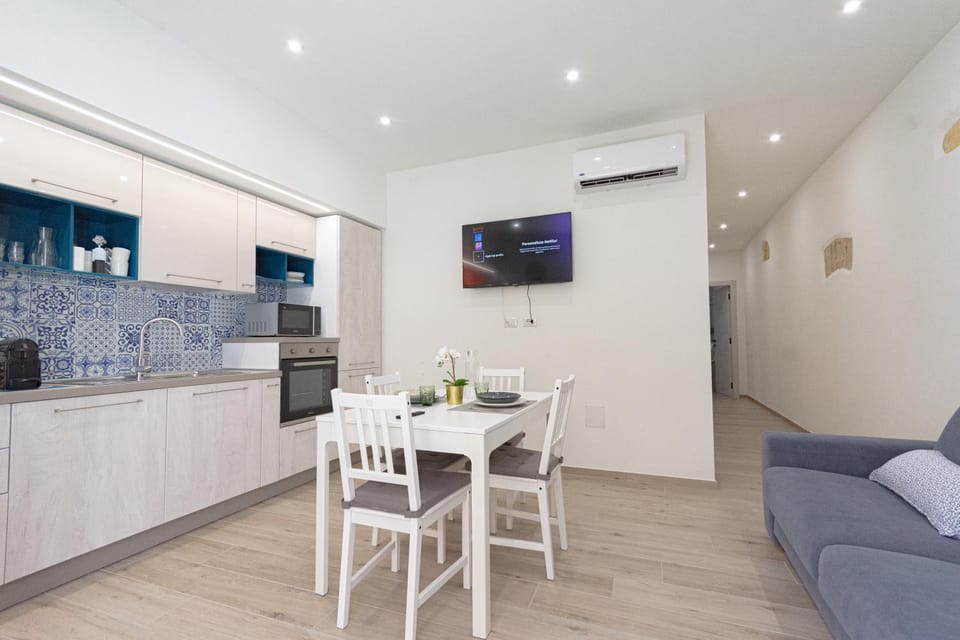 TV and multimedia, Kitchen or kitchenette, Living room, Seating area, Dining area, Evening entertainment, minibar, pet friendly, air conditioner