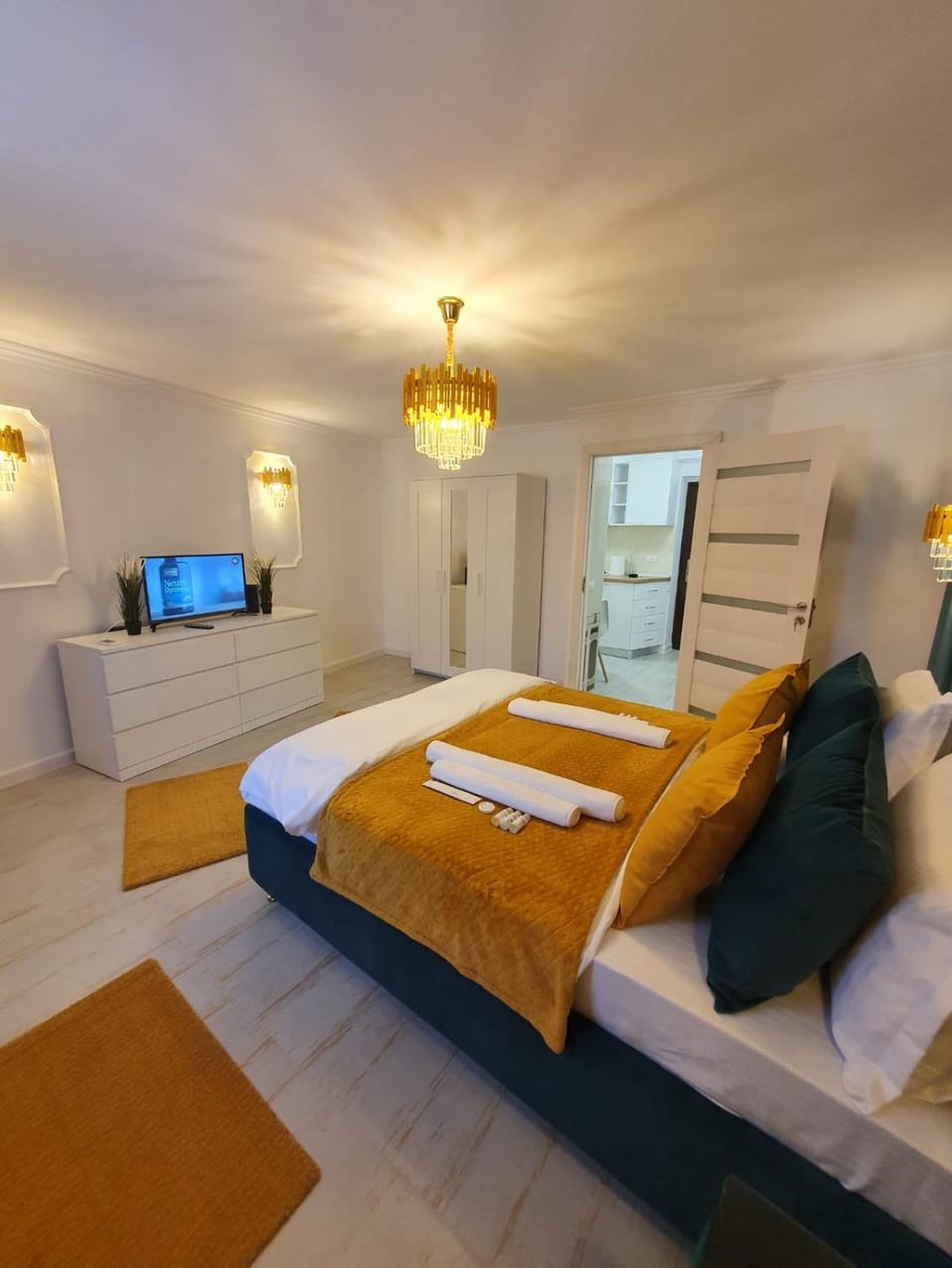 Bed, TV and multimedia, Bedroom, towels