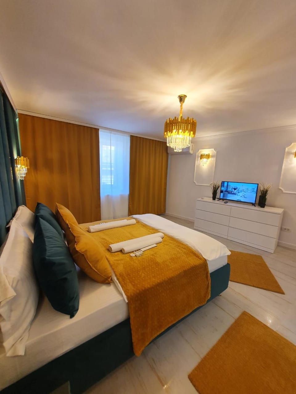Bed, TV and multimedia, Bedroom, towels