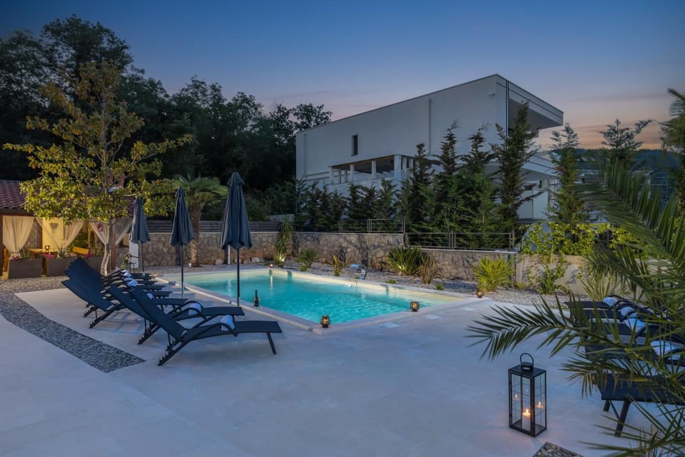 Pool view, Swimming pool, sunbed