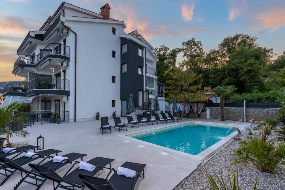 Property building, Patio, Garden, Garden view, Pool view, Swimming pool, sunbed