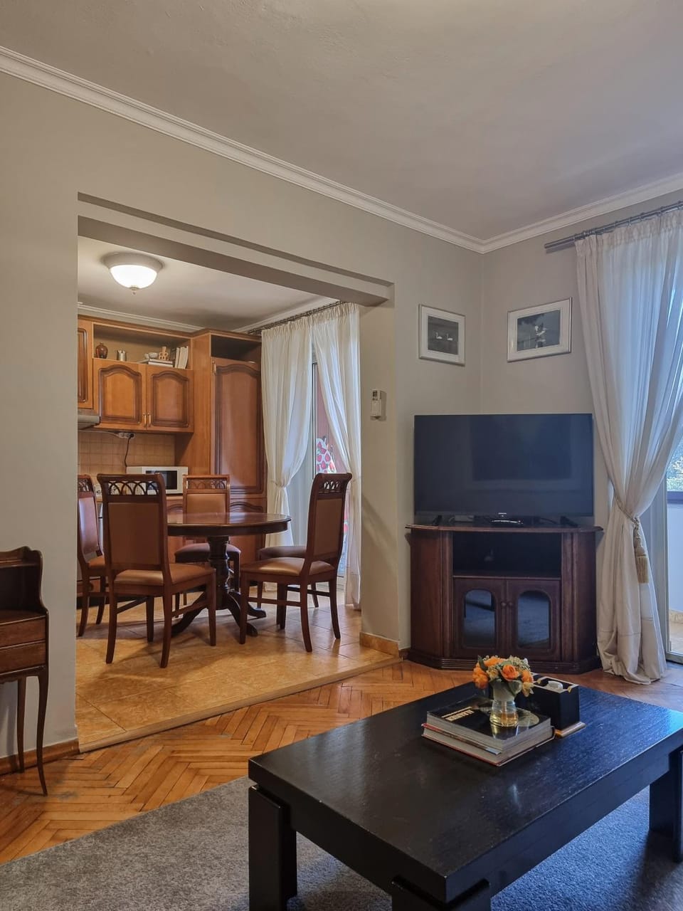 TV and multimedia, Living room, Seating area, Dining area