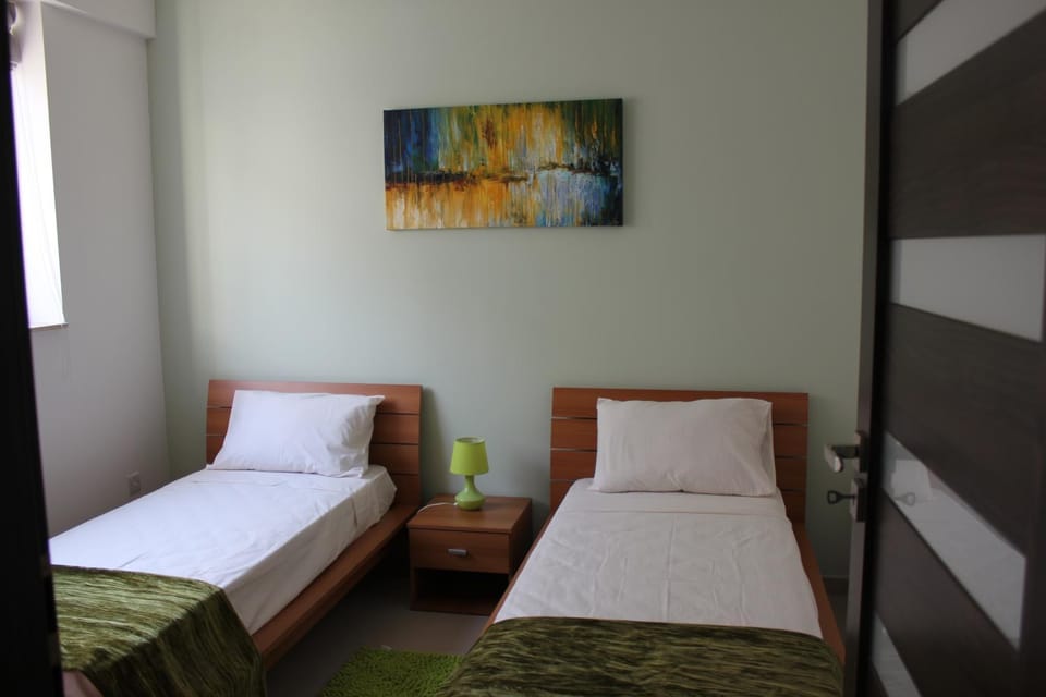 Sunny 2 bedroom, 2 bathrooms, seaside apt. Apartment in Sliema