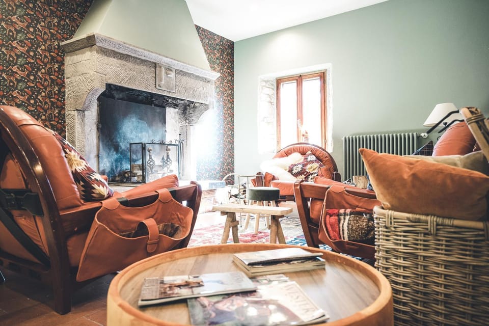 People, Living room, Lounge or bar, Seating area