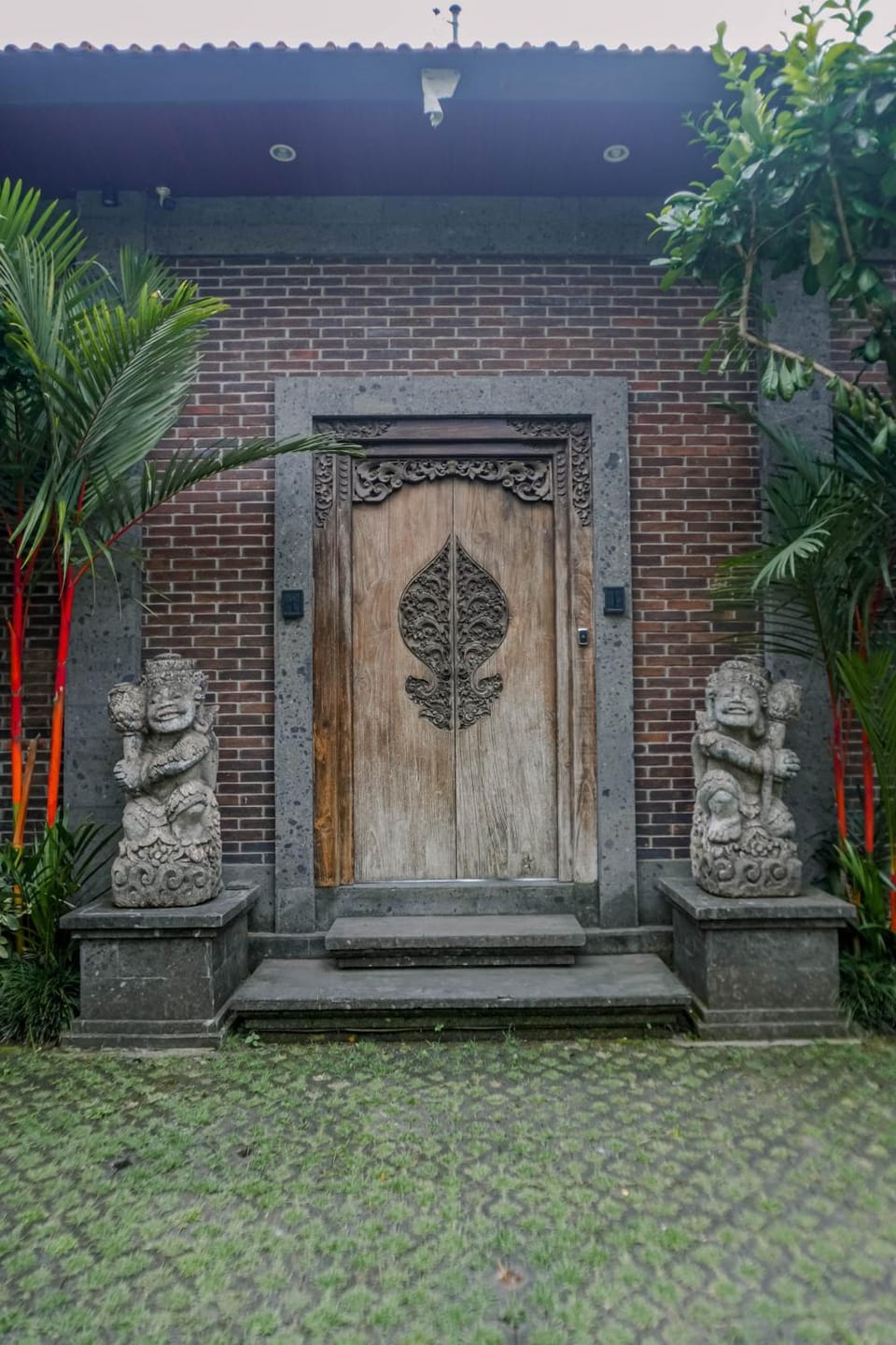 Facade/entrance, Day, Garden, Garden view
