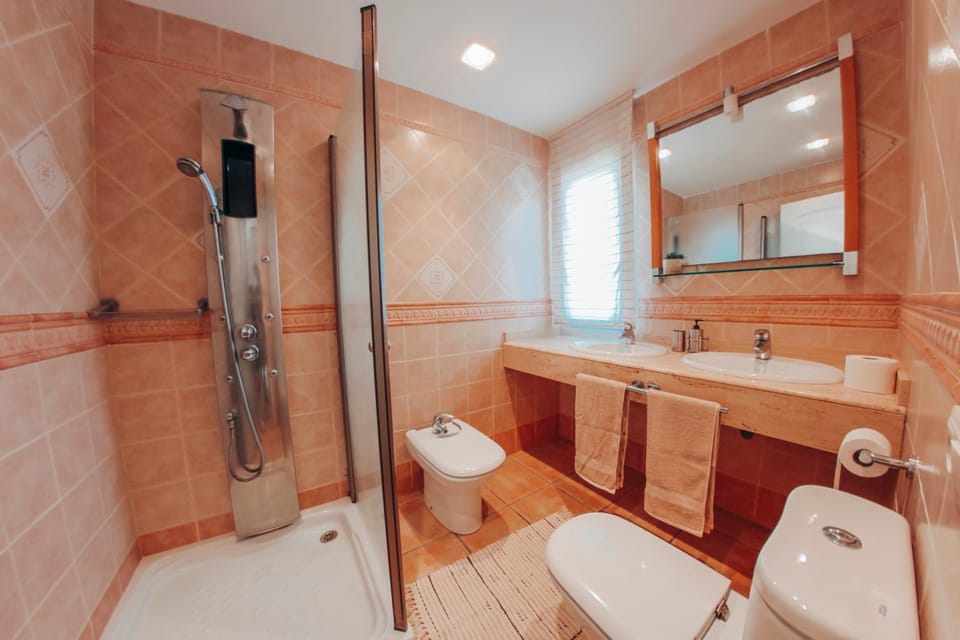 Shower, Toilet, Bathroom, bidet, towels