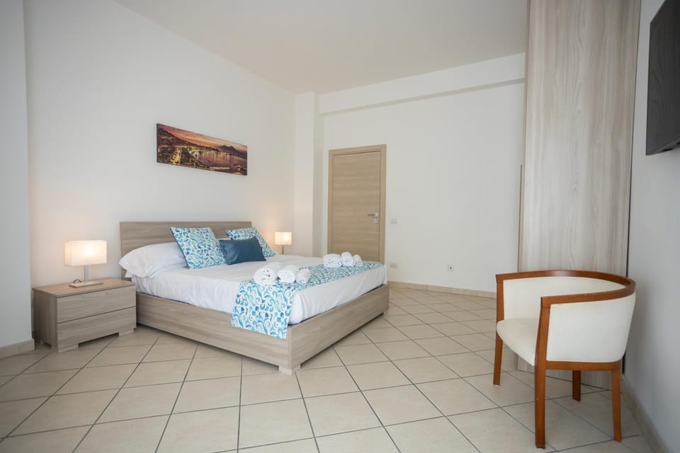Bed, TV and multimedia, Photo of the whole room, Bedroom, towels