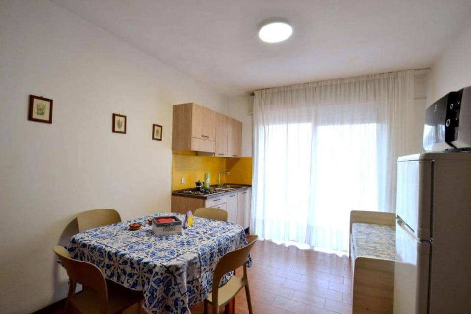 Kitchen or kitchenette, Living room, Dining area, microwave, kitchen
