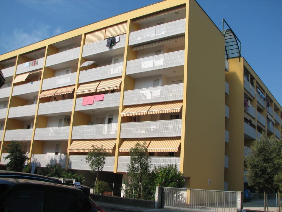 Property building, Facade/entrance, Parking
