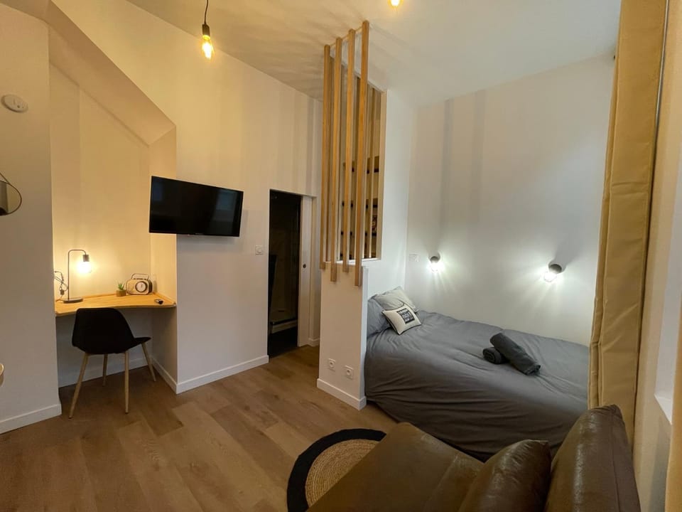 TV and multimedia, Living room, Photo of the whole room, Bedroom