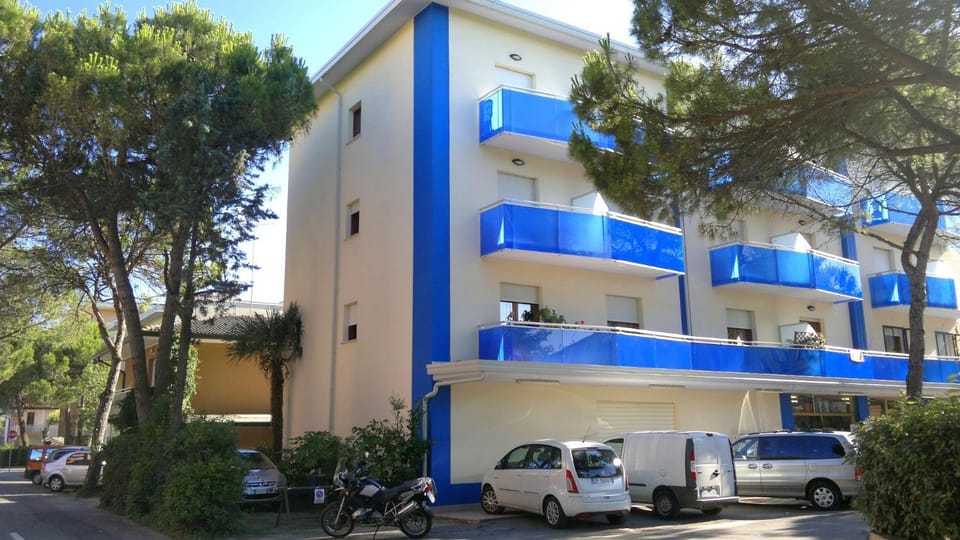 Property building, Facade/entrance, Neighbourhood, Parking