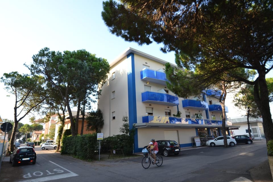 Property building, Facade/entrance, Neighbourhood, Parking