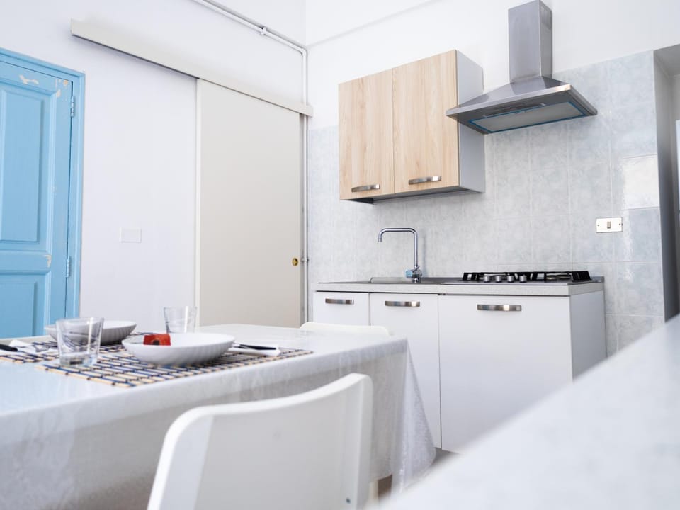 Kitchen or kitchenette, Photo of the whole room, Dining area, stove