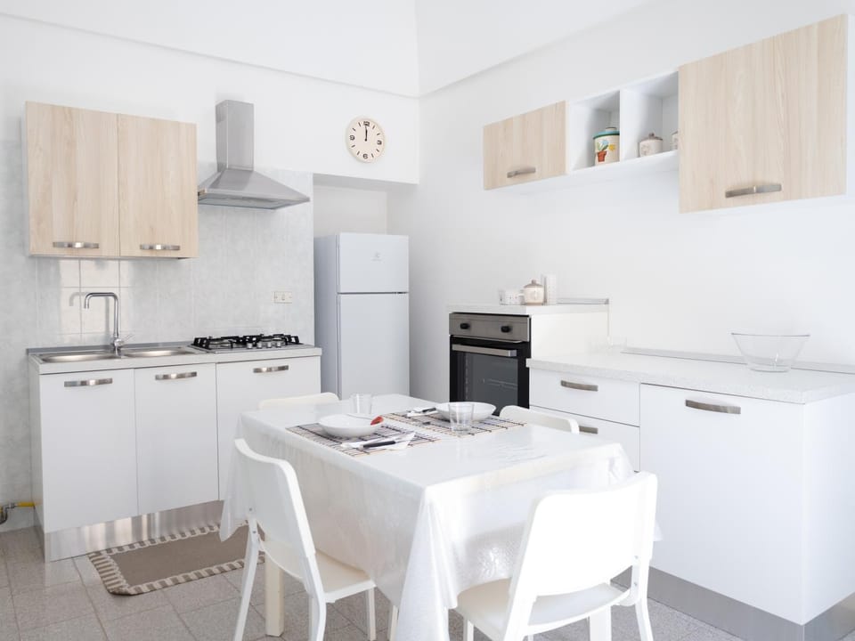 Kitchen or kitchenette, Dining area, oven, stove