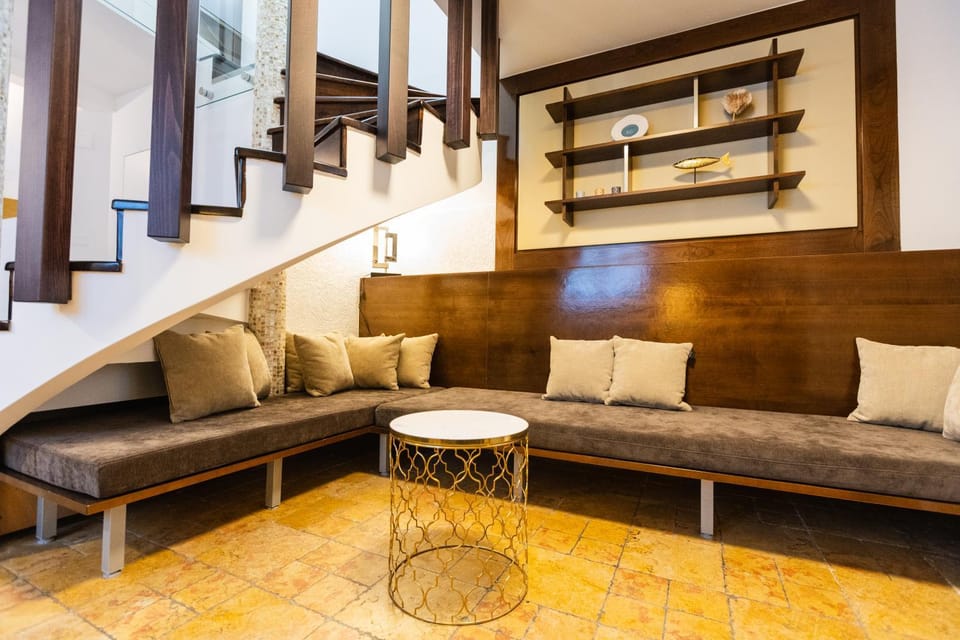 TV and multimedia, Living room, Decorative detail, Seating area, internet, air conditioner