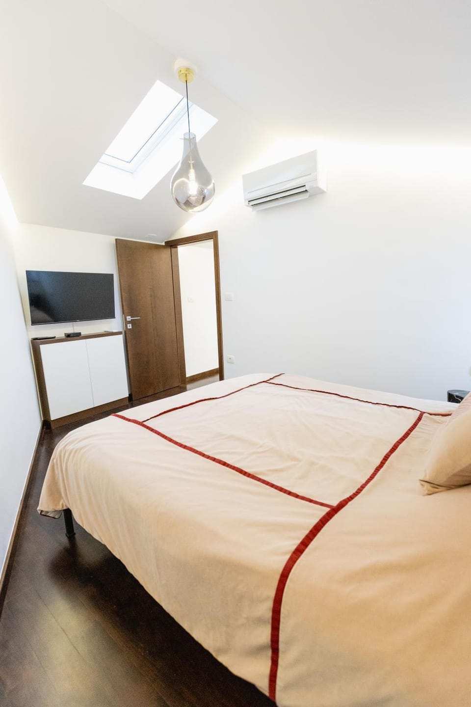 Bed, TV and multimedia, Photo of the whole room, Decorative detail, Bedroom, heating, internet, air conditioner