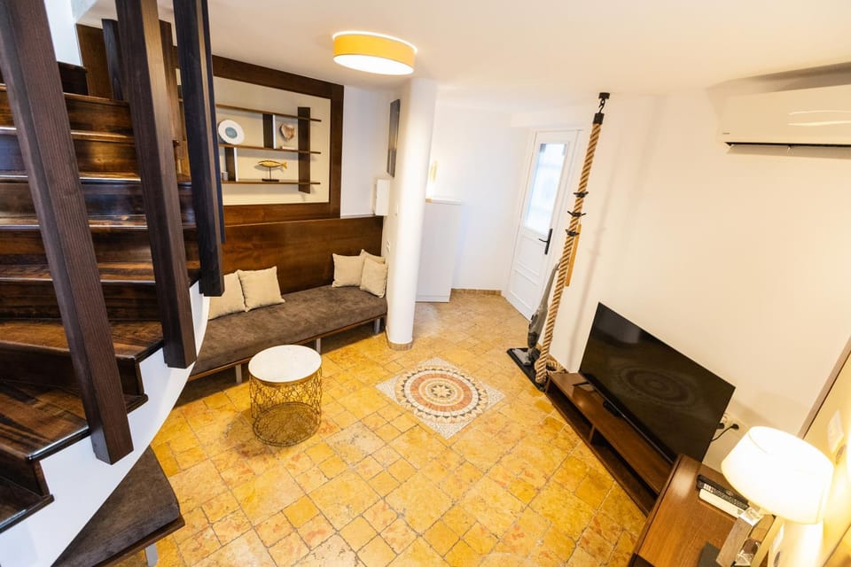 TV and multimedia, Living room, Photo of the whole room, Decorative detail, Seating area, internet, air conditioner