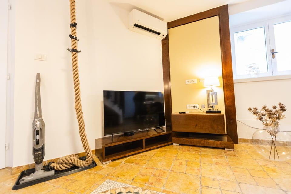 TV and multimedia, Decorative detail, Seating area, internet, air conditioner