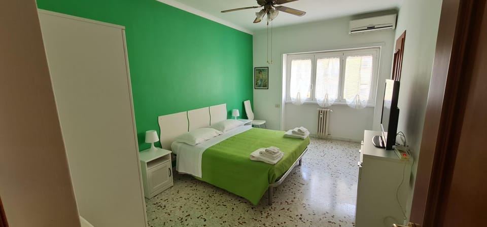 Bed, TV and multimedia, Bedroom, heating, locker, air conditioner