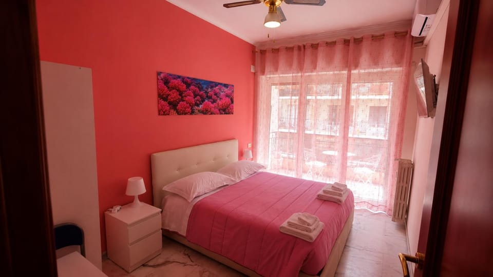 Bed, TV and multimedia, Balcony/Terrace, Bedroom, heating, wardrobe, air conditioner