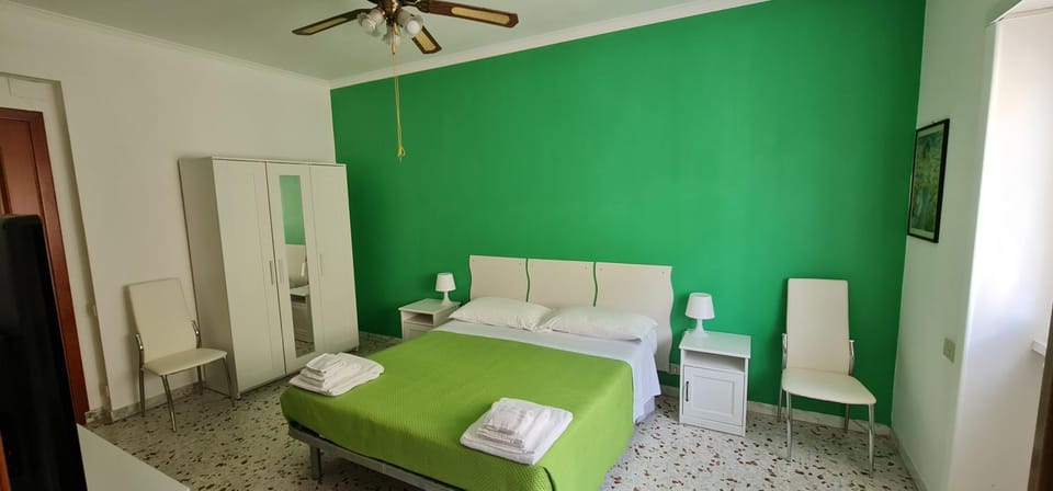 Bed, TV and multimedia, Bedroom, hair dryier, internet, locker, towels, air conditioner