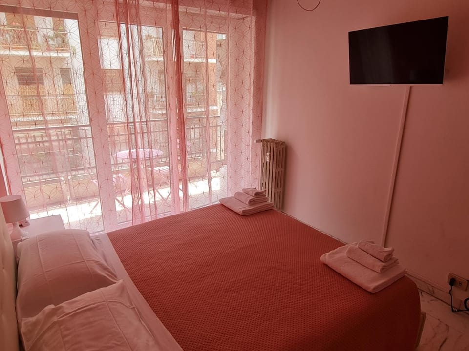 Bed, TV and multimedia, Bedroom, internet, locker, towels, wardrobe, air conditioner