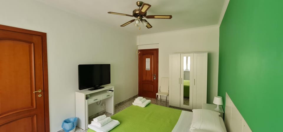 Bed, TV and multimedia, Bedroom, hair dryier, internet, locker, towels, wardrobe, air conditioner