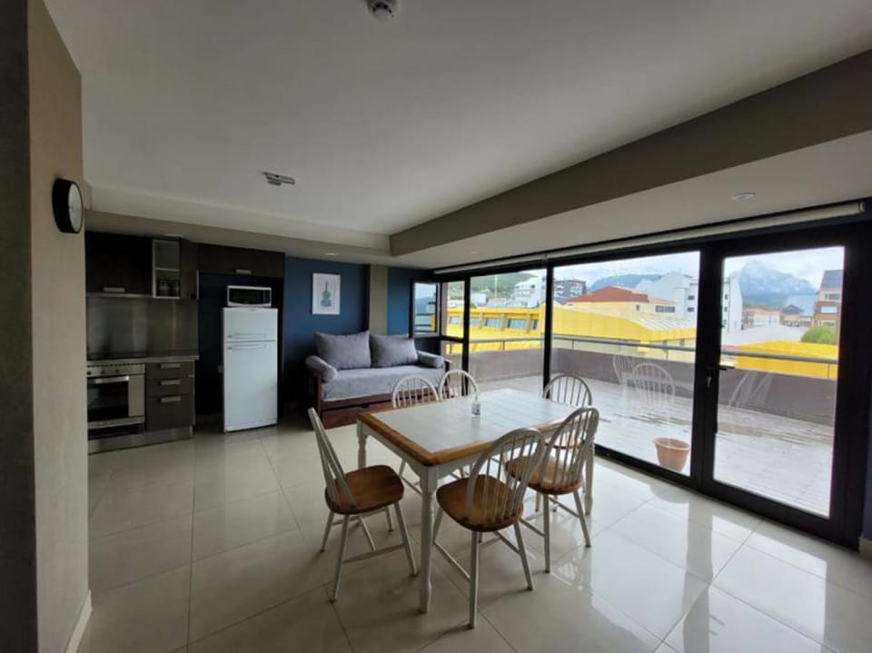Kitchen or kitchenette, Living room, Seating area, Dining area, City view, Mountain view, minibar, oven