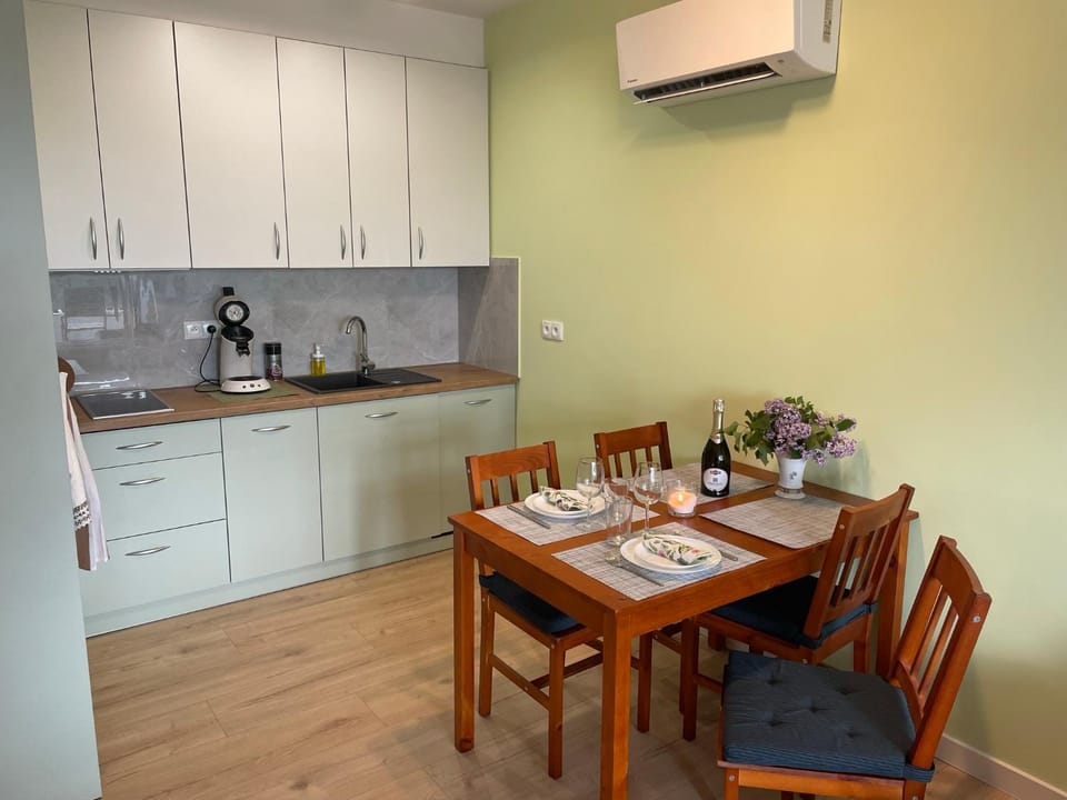 Kitchen or kitchenette, Dining area