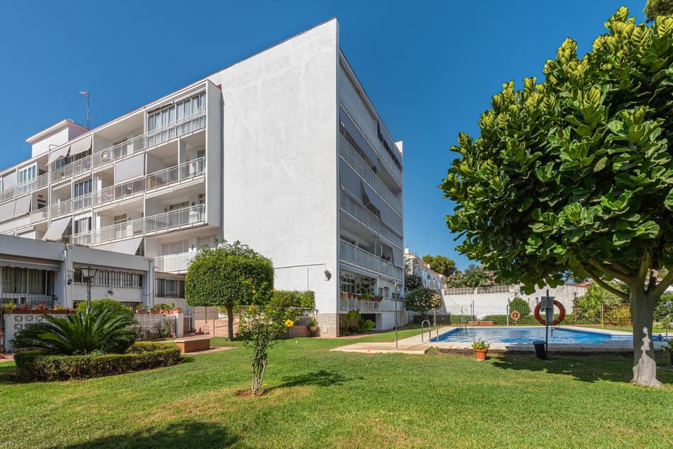 Property building, Garden, Swimming pool