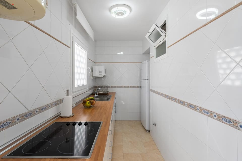 Kitchen or kitchenette, minibar, stove, washing machine