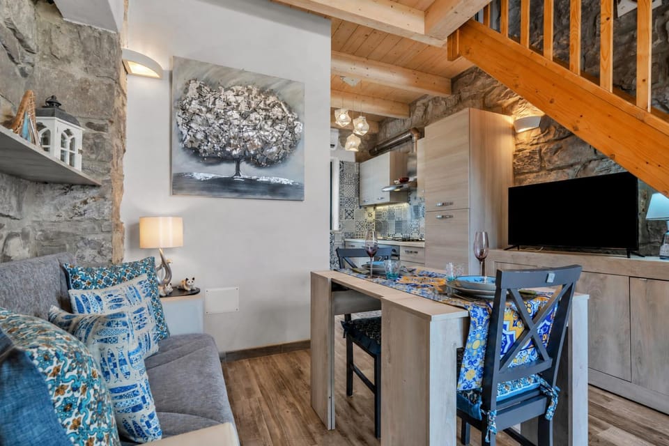 TV and multimedia, Kitchen or kitchenette, Living room, Seating area, Dining area