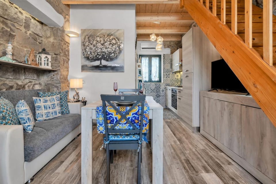 Kitchen or kitchenette, Living room, Seating area, Dining area