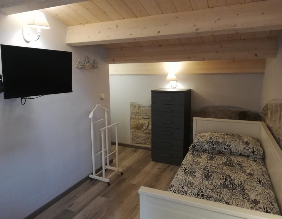 Bed, TV and multimedia, Photo of the whole room, Bedroom