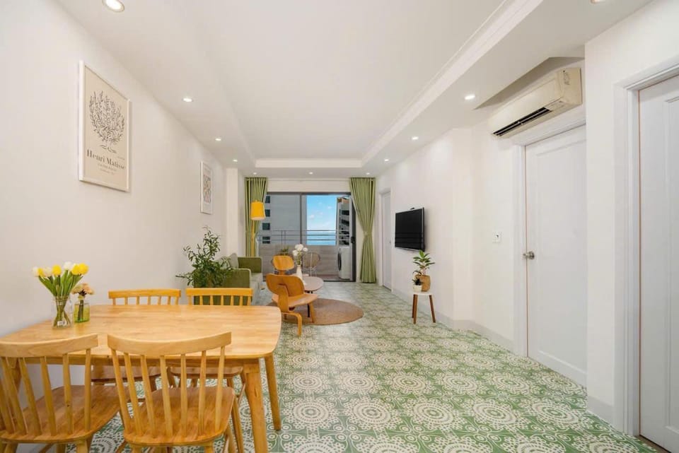 TV and multimedia, Living room, Seating area, Dining area, air conditioner