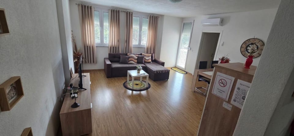TV and multimedia, Living room, Seating area, air conditioner