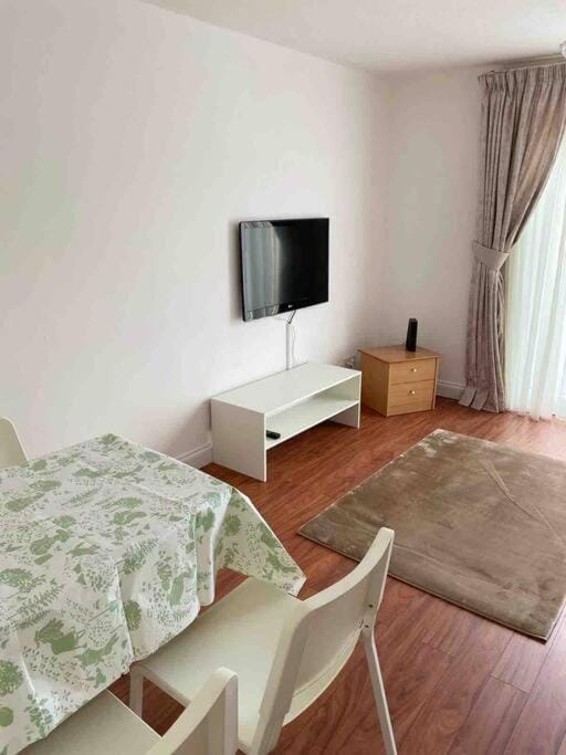 Modern 2 bedroom house with WIFI House in Welwyn Garden City