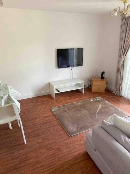 Modern 2 bedroom house with WIFI House in Welwyn Garden City