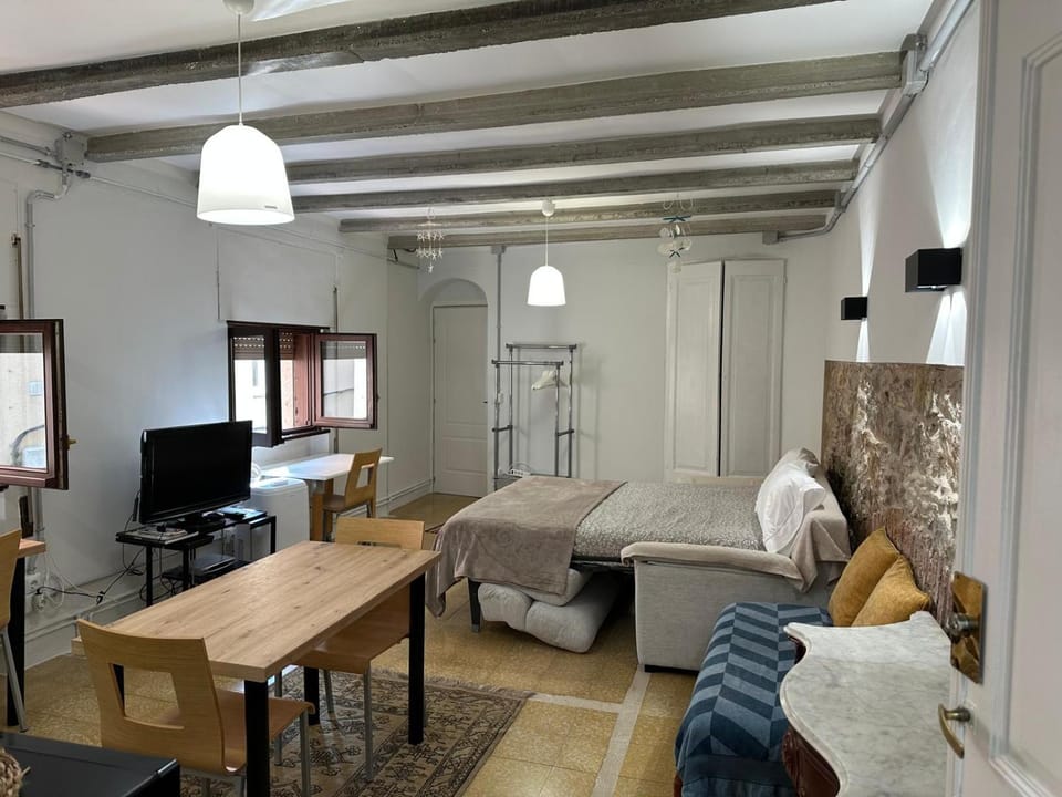 NOTARIA-Apartamento y Estudio en casco antiguo, al lado de playa, Rambla y Monasterio, con acceso a terraza ajardinada Apartment in Baix Empordà