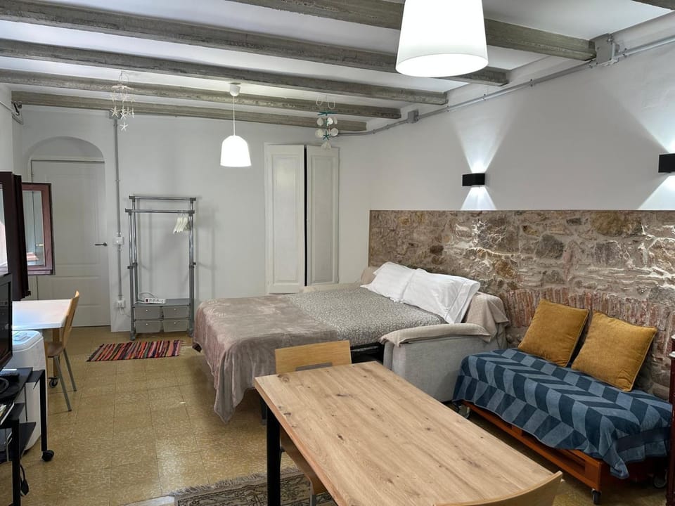 NOTARIA-Apartamento y Estudio en casco antiguo, al lado de playa, Rambla y Monasterio, con acceso a terraza ajardinada Apartment in Baix Empordà